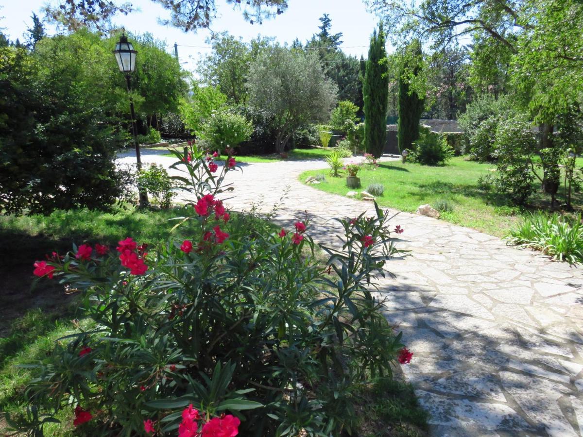 Bed and Breakfast Le Mas Des Cigales Nîmes Exterior foto